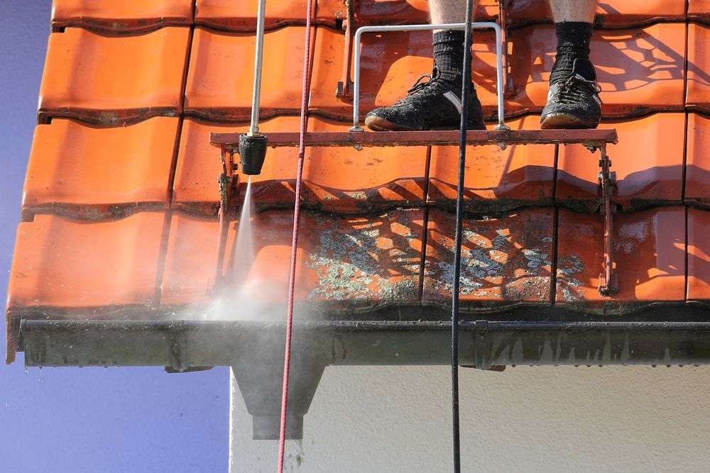 Reinigen van de dakpannen in 020