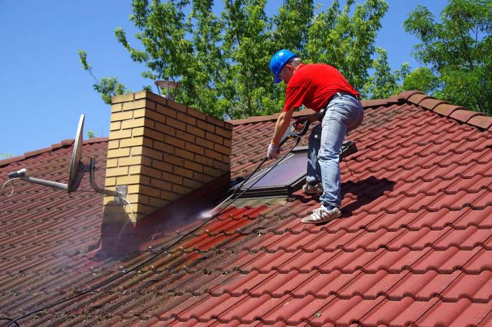 Schoonspuiten van de dakpannen in Amsterdam